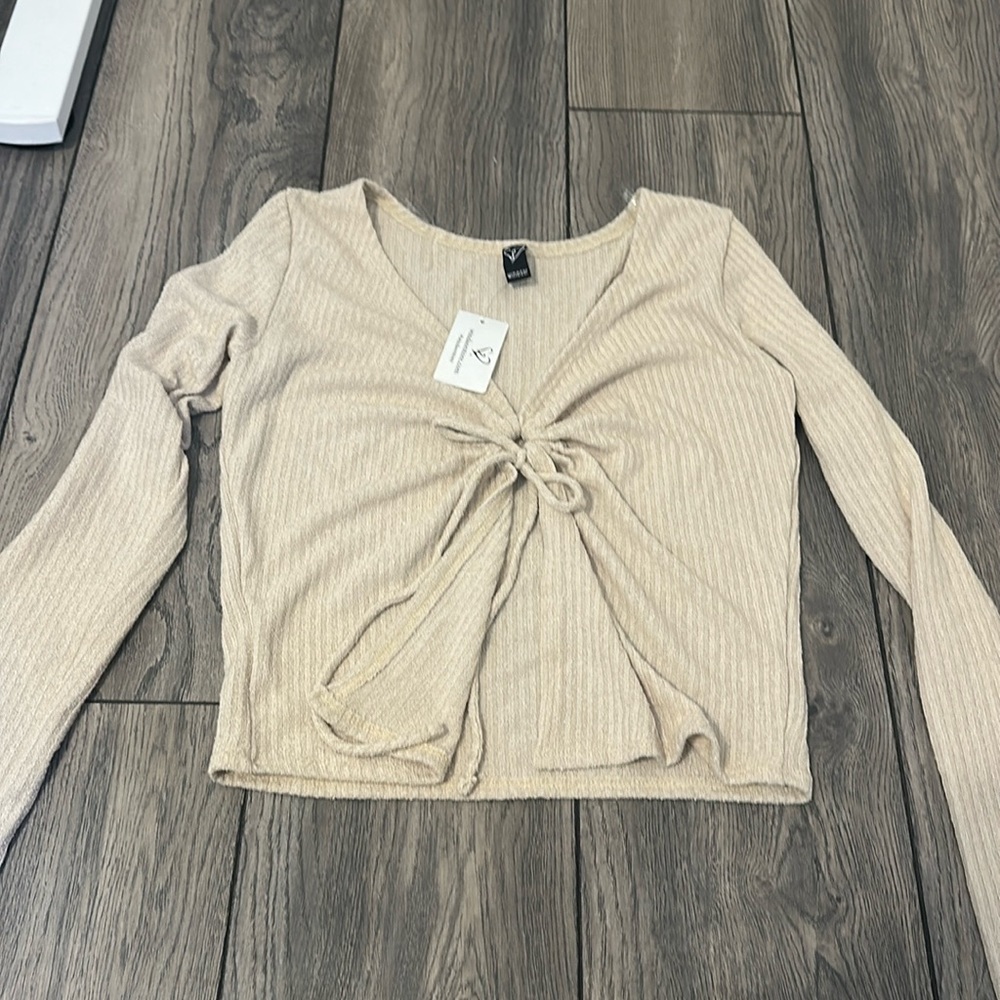 Windsor Long sleeve shirt, NWT. Size L.